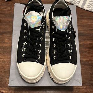 Womens 6

Palladium 

Revolt lo tx

New with manufacturer flaw